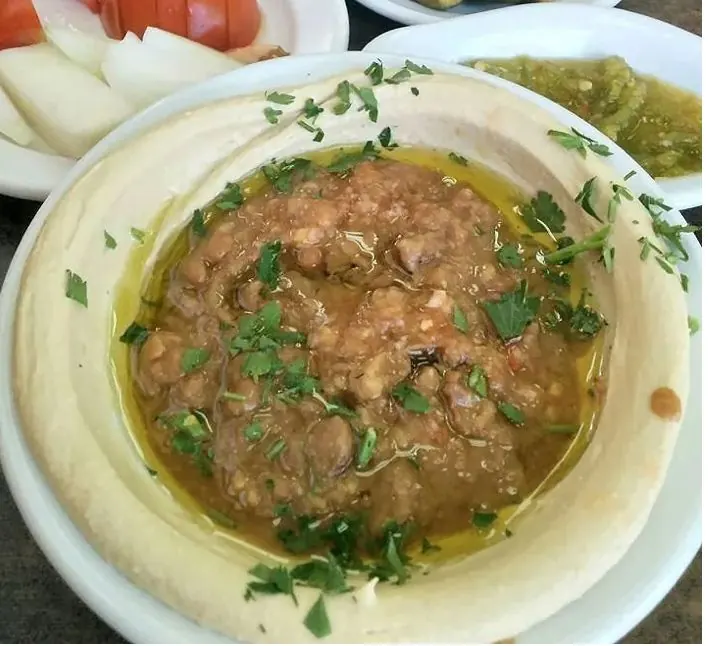 מנת חומוס עם פול ושמן זית