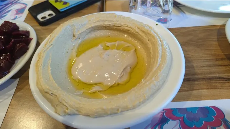 מנת חומוס עם טחינה ושמן זית