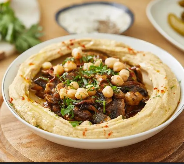 מנת חומוס עם פטריות