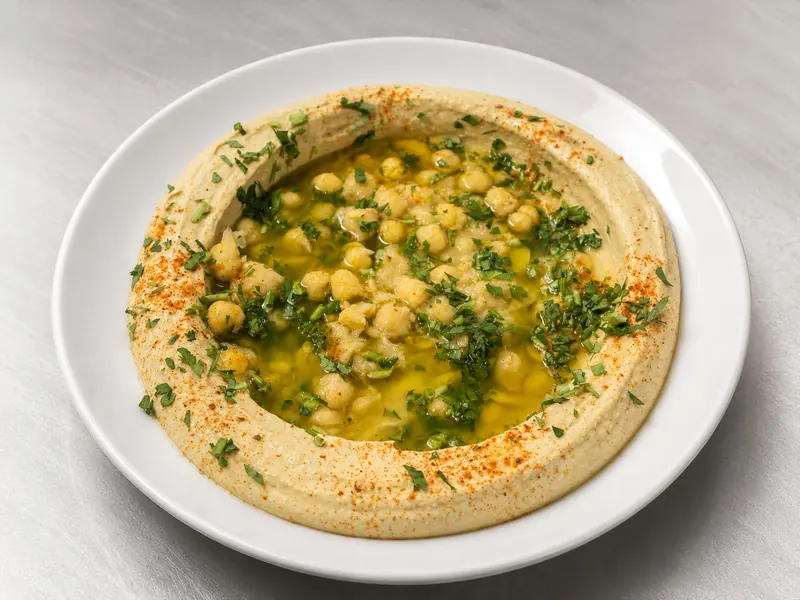 מנת חומוס עם גרגרים ושמן זית
